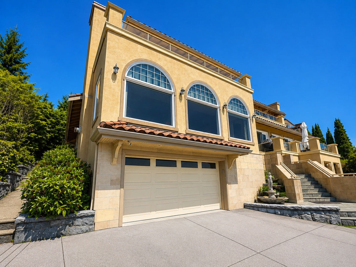 West Vancouver residential garage door project with Hörmann Clima Tech 4400
